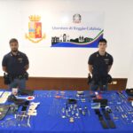 Polizia di Stato di Reggio Calabria: fermati gli autori di una rapina a carico di un sacerdote e di numerosi furti in abitazione nella zona sud della città; deferiti altri due soggetti ritenuti loro complici